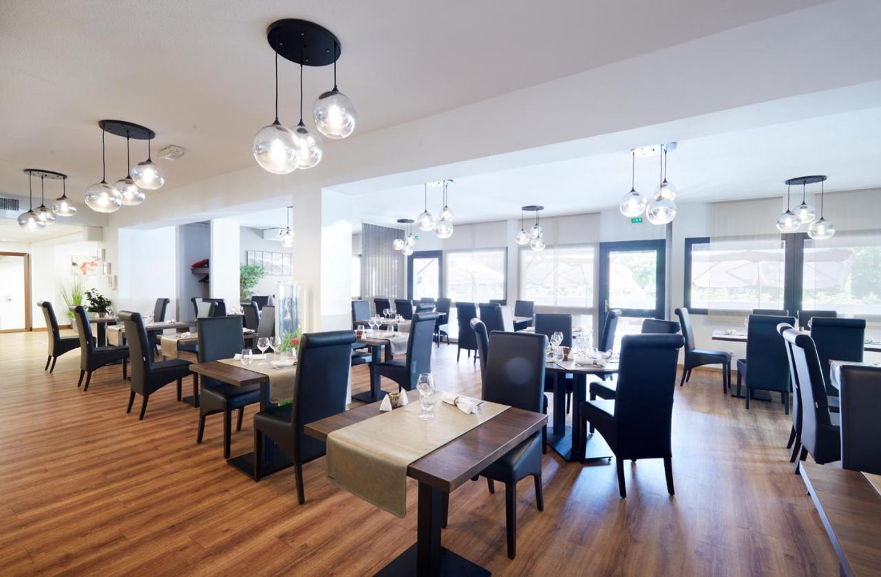 Logis Des Trois Massifs Hotel Claix  ภายนอก รูปภาพ