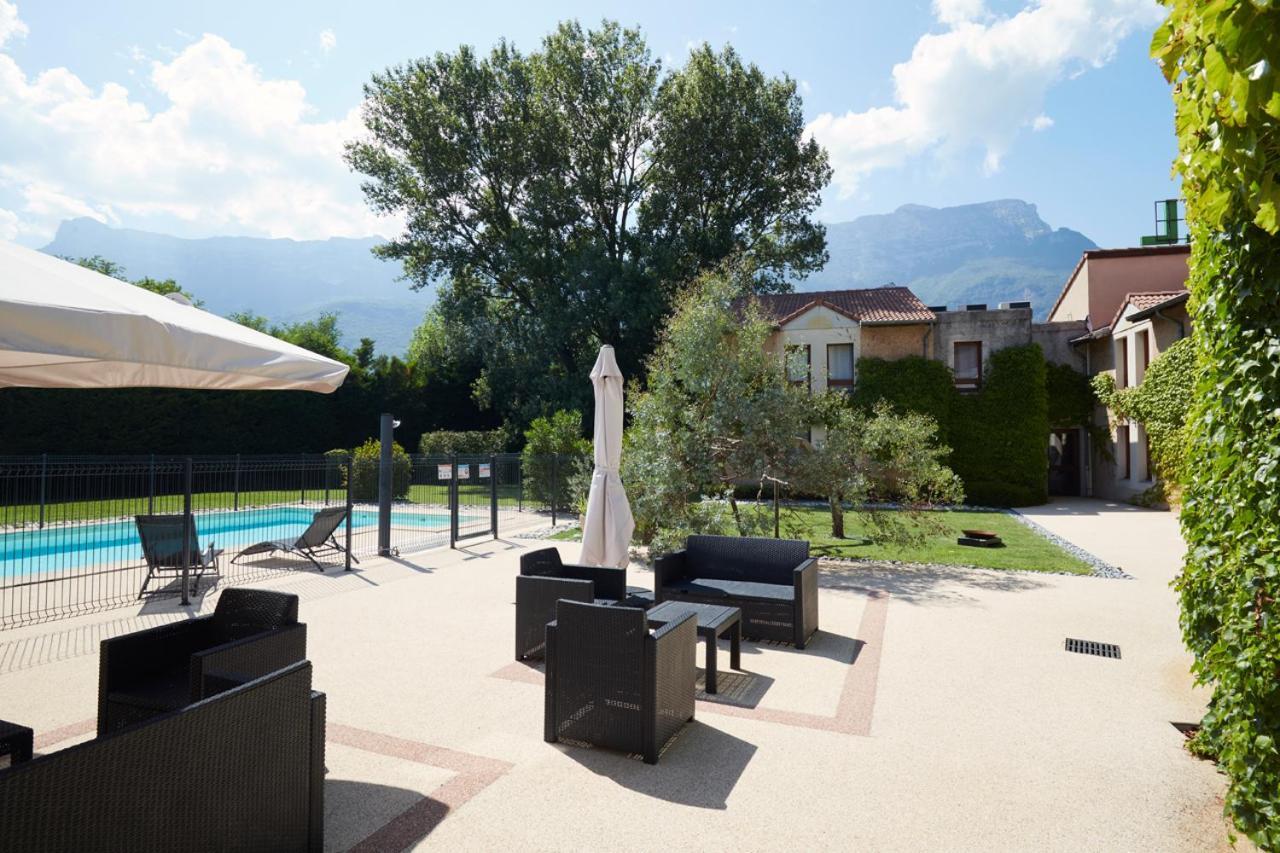 Logis Des Trois Massifs Hotel Claix  ภายนอก รูปภาพ