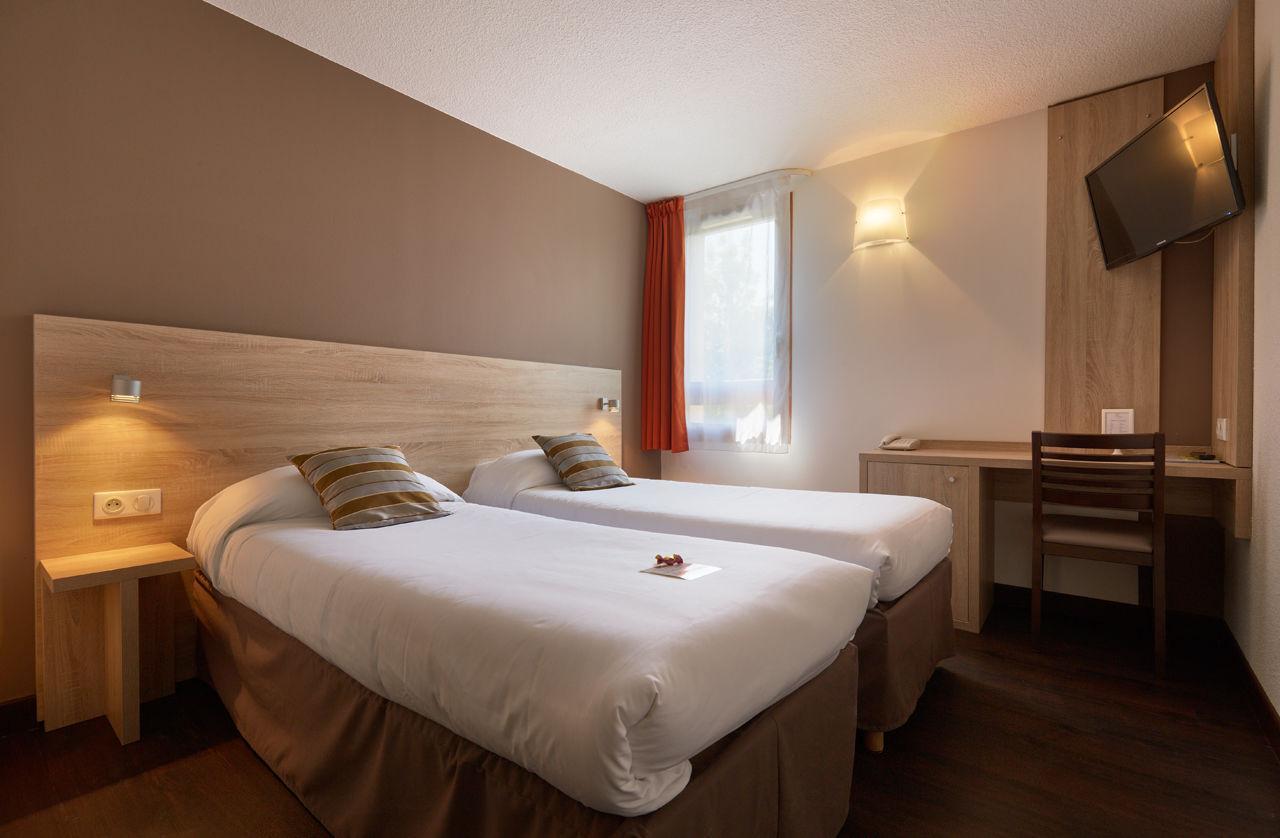 Logis Des Trois Massifs Hotel Claix  ภายนอก รูปภาพ