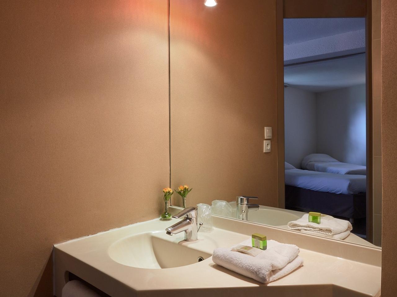 Logis Des Trois Massifs Hotel Claix  ภายนอก รูปภาพ