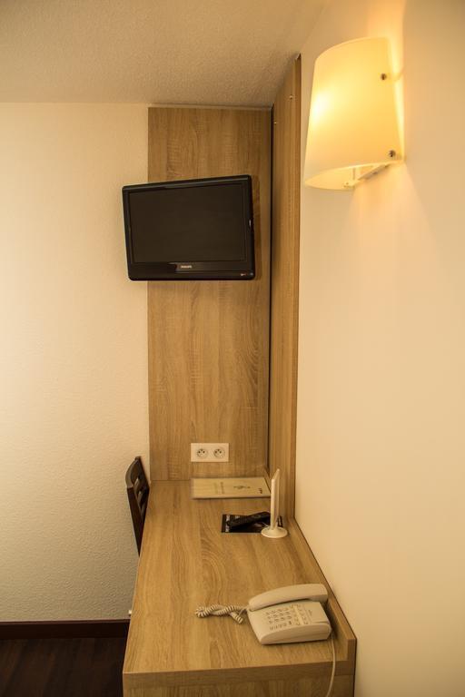 Logis Des Trois Massifs Hotel Claix  ภายนอก รูปภาพ