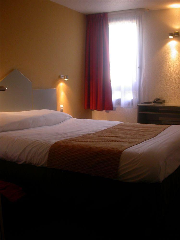 Logis Des Trois Massifs Hotel Claix  ภายนอก รูปภาพ