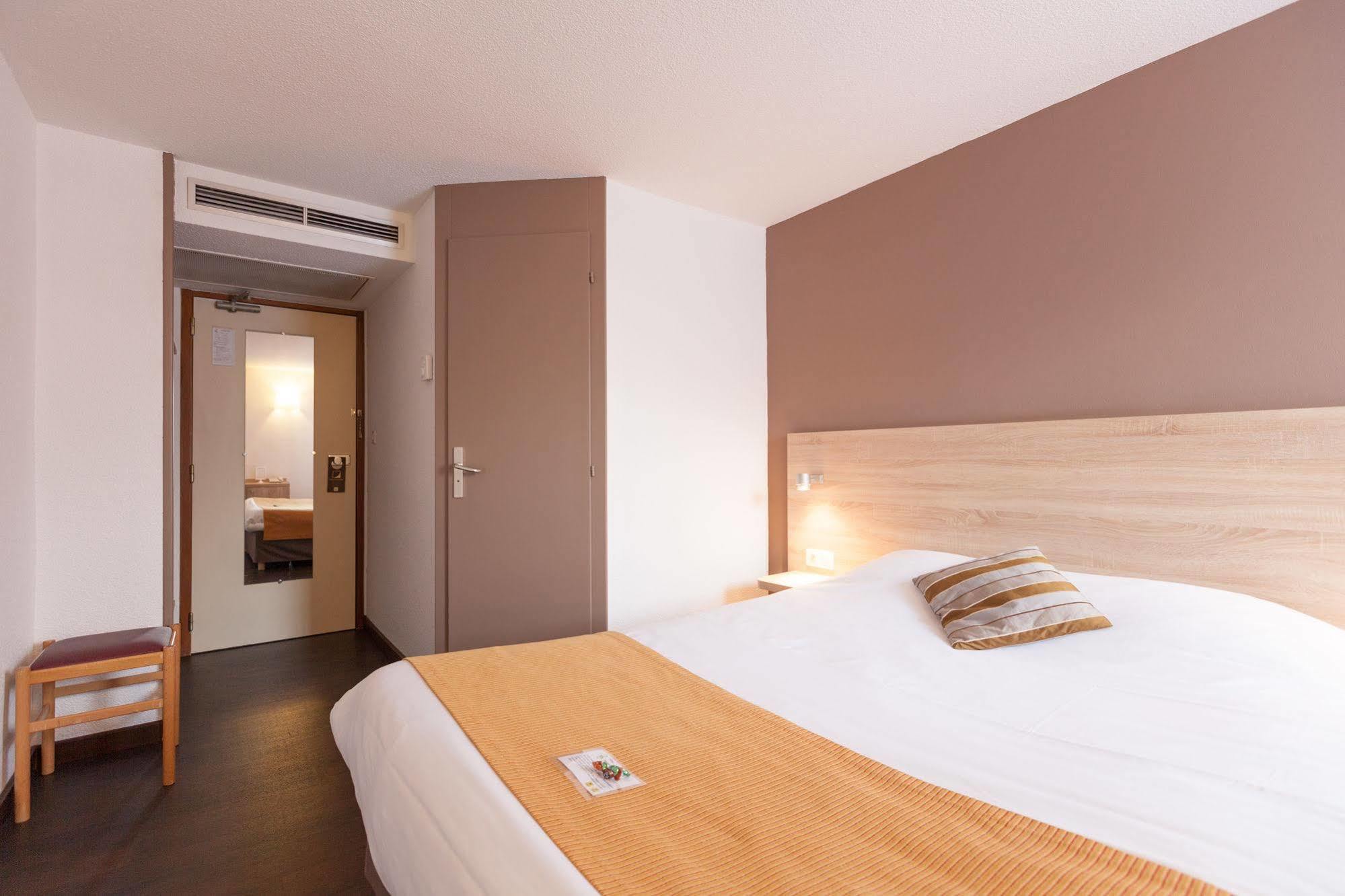 Logis Des Trois Massifs Hotel Claix  ภายนอก รูปภาพ
