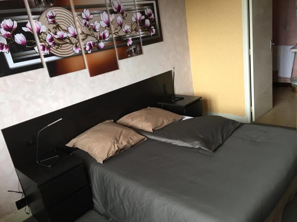 Logis Des Trois Massifs Hotel Claix  ภายนอก รูปภาพ