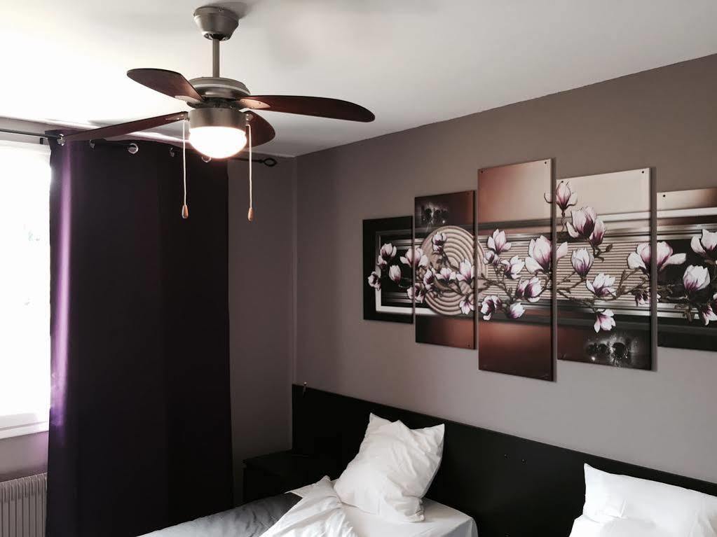 Logis Des Trois Massifs Hotel Claix  ภายนอก รูปภาพ
