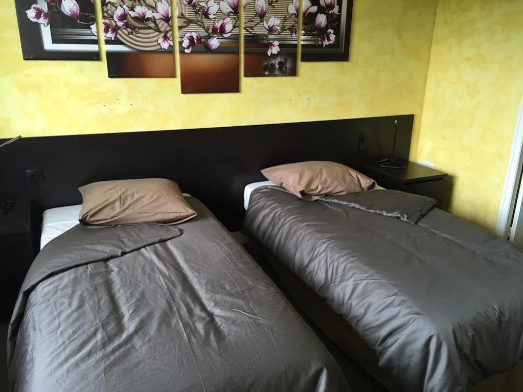 Logis Des Trois Massifs Hotel Claix  ภายนอก รูปภาพ