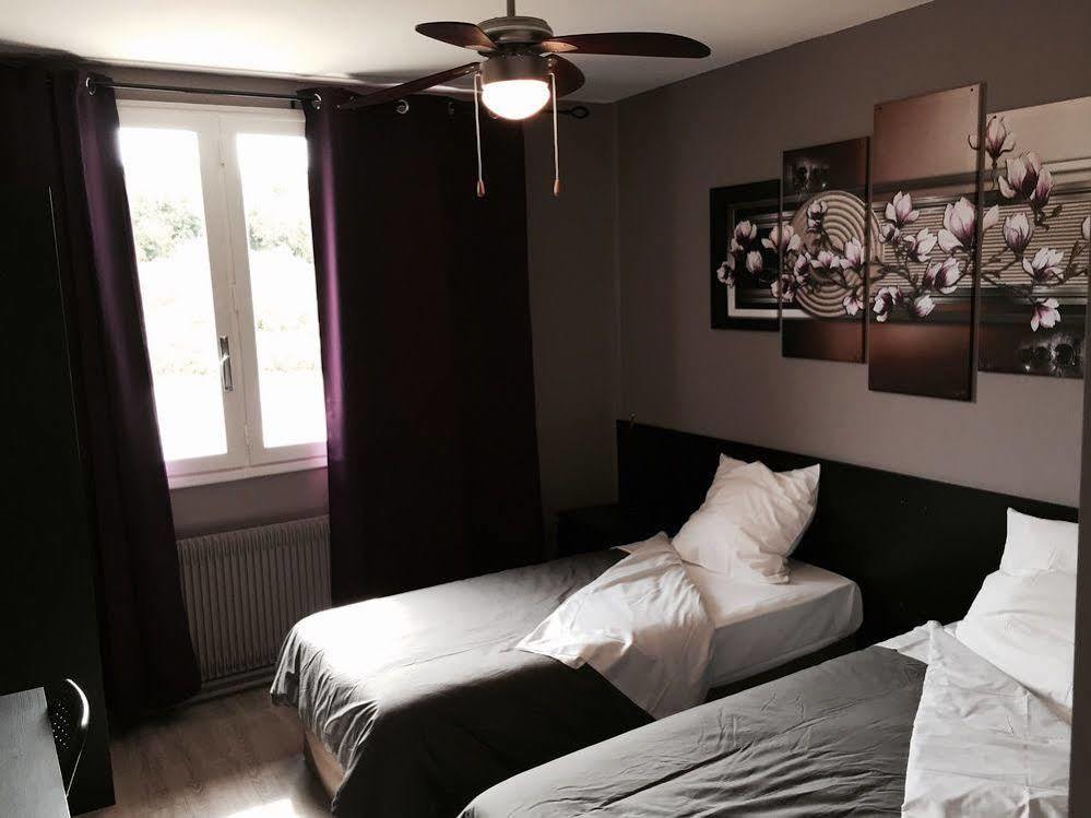 Logis Des Trois Massifs Hotel Claix  ภายนอก รูปภาพ